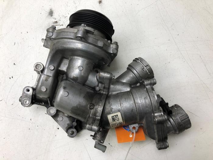 Gebruikte Thermostaathuis Mercedes GLE (V167) 400d 2.9 4-Matic Prijs € 156,45 Margeregeling aangeboden door Wessel Parts & Service B.V.