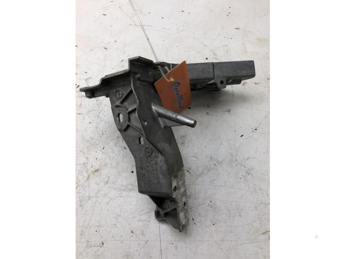 Gebruikte Motorsteun Mercedes E AMG (R238) 3.0 E-53 AMG EQ Boost 24V 4-Matic+ Prijs € 51,45 Margeregeling aangeboden door Wessel Parts & Service B.V.