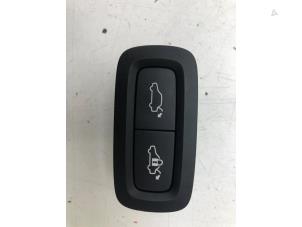 Gebruikte Schakelaar achterklep Lynk &amp; Co 01 1.5 PHEV Prijs € 29,00 Margeregeling aangeboden door Wessel Parts & Service B.V.