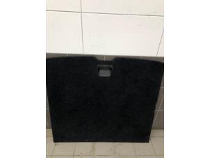 Gebruikte Bekleding bagageruimte Volvo XC40 (XZ) 2.0 D3 16V Prijs € 125,00 Margeregeling aangeboden door Wessel Parts & Service B.V.