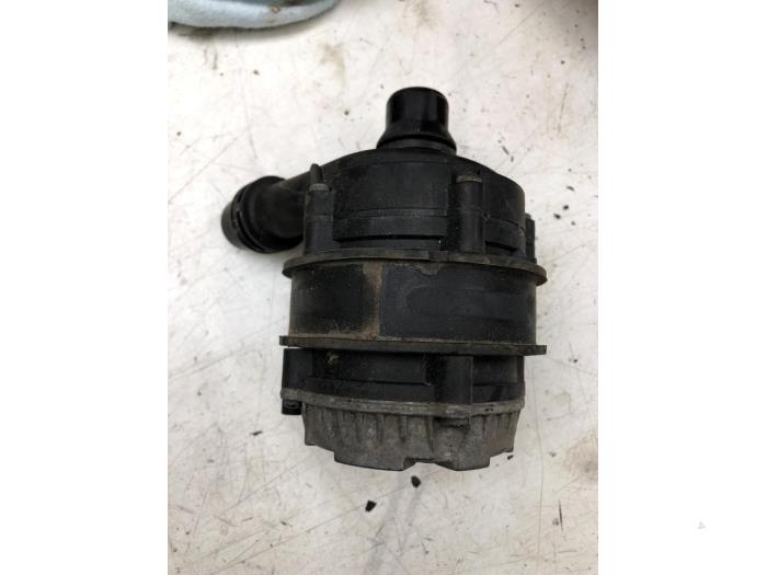 Gebruikte Waterpomp Mercedes C Estate (S205) C-220 CDI BlueTEC, C-220 d 2.2 16V Prijs € 51,45 Margeregeling aangeboden door Wessel Parts & Service B.V.