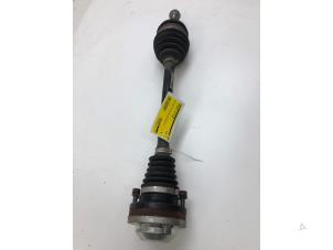 Gebruikte Aandrijfas links-voor Volkswagen Transporter T6 2.0 TDI Prijs € 150,00 Margeregeling aangeboden door Wessel Parts & Service B.V.