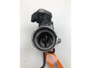 Gebruikte Gasklephuis Mercedes C Sportcoupé (C203) 2.2 C-200 CDI 16V Prijs € 99,00 Margeregeling aangeboden door Wessel Parts & Service B.V.