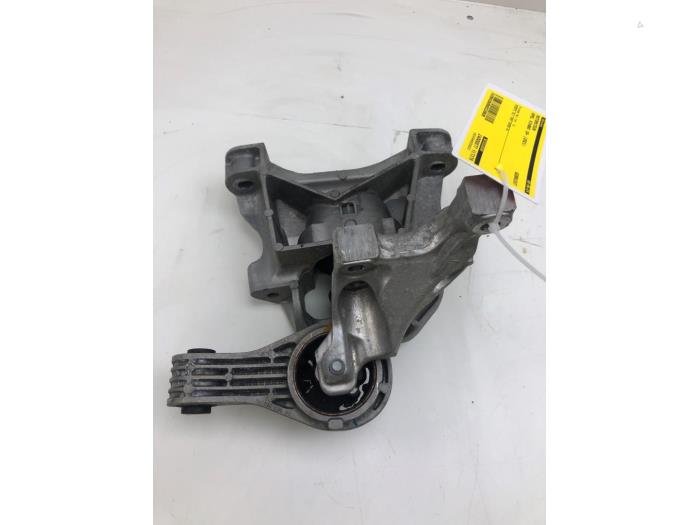 Gebruikte Motorsteun Opel Vivaro 2.0 CDTI 122 Prijs € 82,95 Margeregeling aangeboden door Wessel Parts & Service B.V.