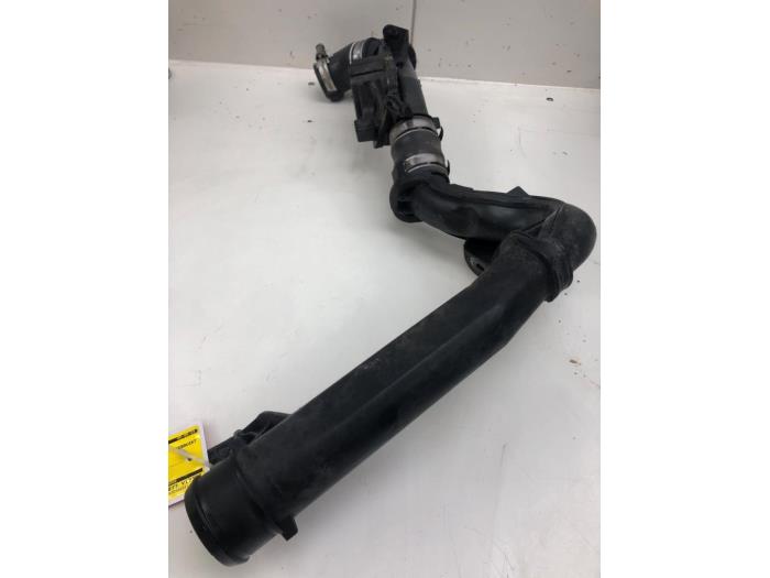 Gebruikte Intercooler Buis Opel Vivaro 2.0 CDTI 122 Prijs € 72,45 Margeregeling aangeboden door Wessel Parts & Service B.V.