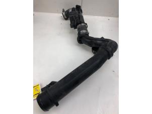 Gebruikte Intercooler Buis Opel Vivaro 2.0 CDTI 122 Prijs € 69,00 Margeregeling aangeboden door Wessel Parts & Service B.V.