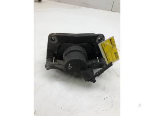 Gebruikte Remklauw (Tang) links-voor Opel Grandland (X) 1.6 Turbo 16V Hybrid4 Prijs € 59,00 Margeregeling aangeboden door Wessel Parts & Service B.V.