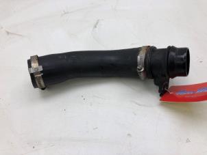 Gebruikte Intercooler Slang Opel Grandland (X) 1.6 Turbo 16V Hybrid4 Prijs € 39,00 Margeregeling aangeboden door Wessel Parts & Service B.V.