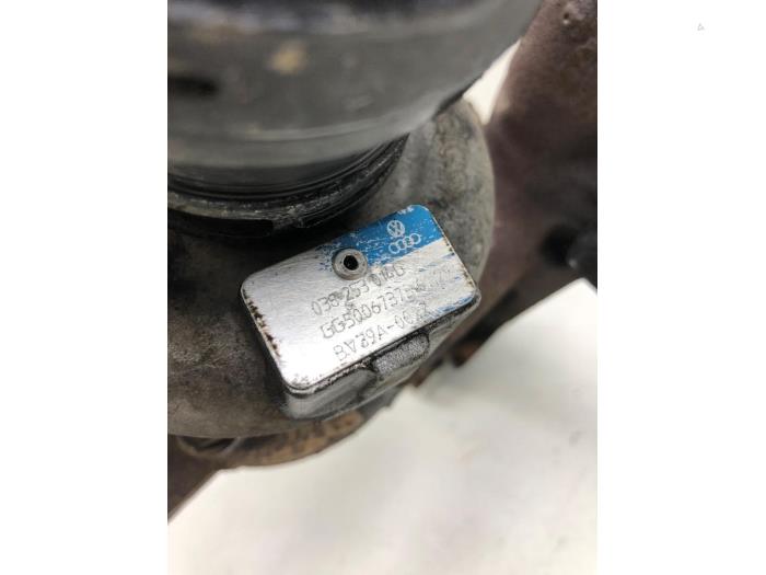 Turbo van een Volkswagen Caddy Combi III (2KB,2KJ) 1.9 TDI 2004