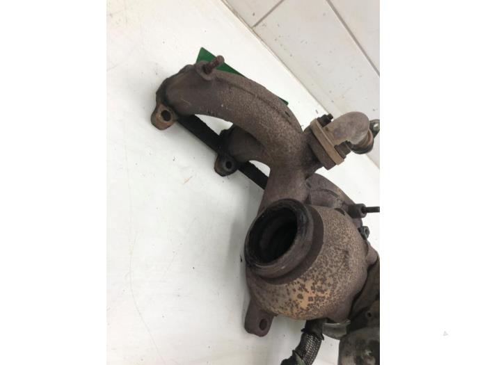 Turbo van een Volkswagen Caddy Combi III (2KB,2KJ) 1.9 TDI 2004