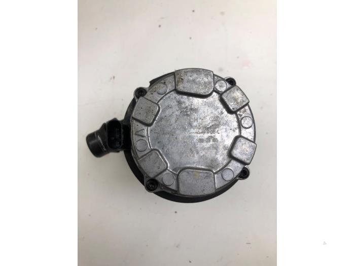 Waterpomp van een Mercedes-Benz A (177.0) 1.3 A-250 e Turbo 16V 2021