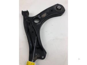 Gebruikte Triangel links-voor Skoda Fabia III Combi (NJ5) 1.0 TSI 12V Prijs € 39,00 Margeregeling aangeboden door Wessel Parts & Service B.V.