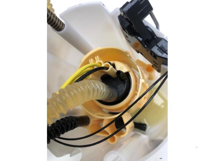 Gebruikte Tank element Pomp BMW 1 serie (F40) 116d 1.5 12V TwinPower Prijs € 131,25 Margeregeling aangeboden door Wessel Parts & Service B.V.