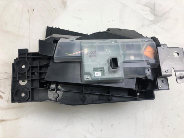 Gebruikte Head-up display Mazda CX-30 (DM) 2.0 e-SkyActiv-G 122 16V Prijs € 523,95 Margeregeling aangeboden door Wessel Parts & Service B.V.