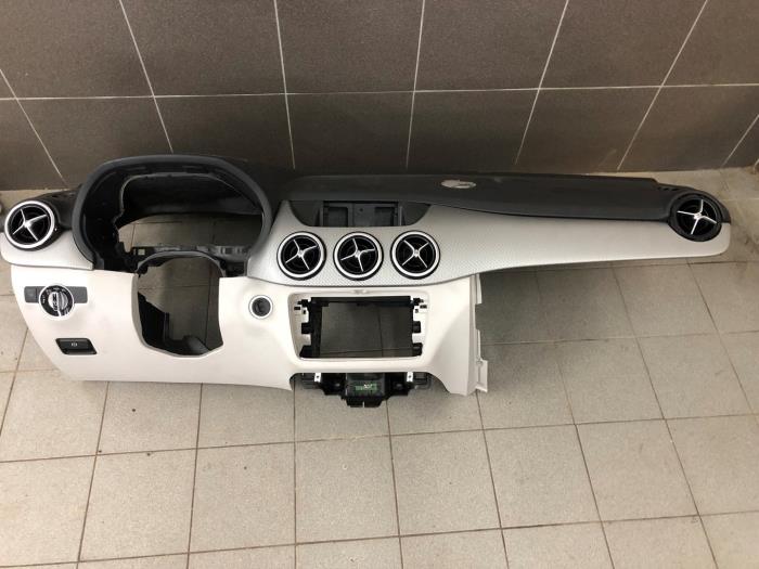 Gebruikte Dashboard Mercedes B (W246/W242) 1.6 B-200 BlueEFFICIENCY Turbo 16V Prijs € 523,95 Margeregeling aangeboden door Wessel Parts & Service B.V.