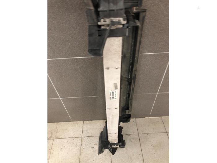 Intercooler van een Mercedes-Benz E (W211) 2.2 E-200 CDI 16V 2007