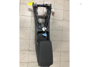 Gebruikte Middenconsoles Opel Grandland (X) 1.2 Turbo 12V Prijs € 125,00 Margeregeling aangeboden door Wessel Parts & Service B.V.