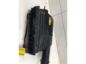 Gebruikte Luchtfilterhuis Mercedes GLC (X253) 2.0 260 16V 4-Matic Prijs € 59,00 Margeregeling aangeboden door Wessel Parts & Service B.V.
