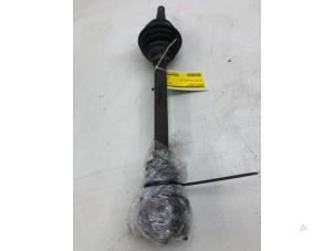 Gebruikte Homokineetas links-voor Volkswagen Polo III (6N2) 1.4 16V 75 Prijs € 39,00 Margeregeling aangeboden door Wessel Parts & Service B.V.