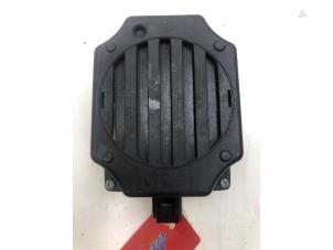 Gebruikte Alarm sirene Opel Grandland (X) 1.6 Turbo 16V Hybrid4 Prijs € 49,00 Margeregeling aangeboden door Wessel Parts & Service B.V.