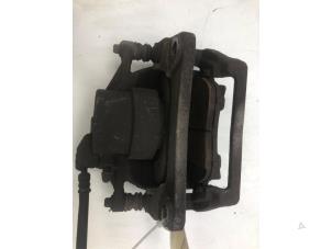 Gebruikte Remklauw (Tang) links-voor Opel Grandland (X) 1.6 Turbo 16V Hybrid4 Prijs € 59,00 Margeregeling aangeboden door Wessel Parts & Service B.V.