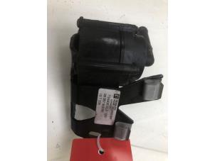 Gebruikte Waterpomp Opel Grandland (X) 1.6 Turbo 16V Hybrid4 Prijs € 79,00 Margeregeling aangeboden door Wessel Parts & Service B.V.