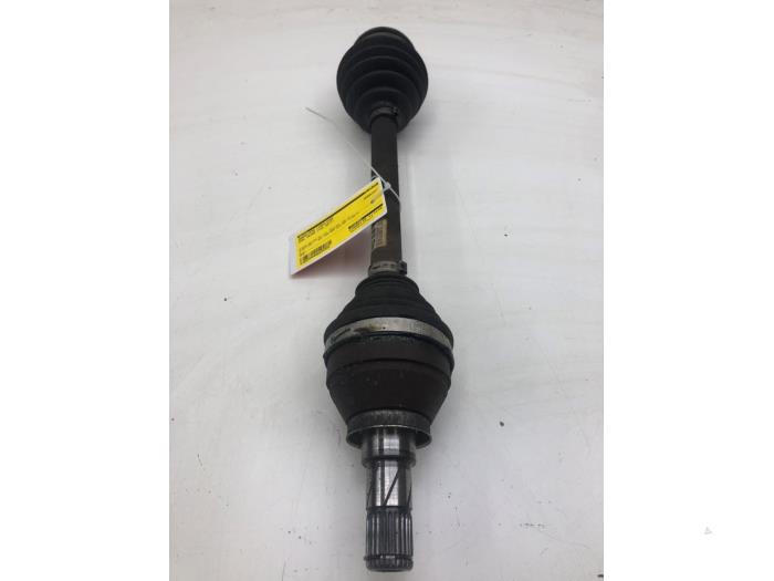 Gebruikte Aandrijfas links-voor Opel Astra K 1.4 Turbo 16V Prijs € 103,95 Margeregeling aangeboden door Wessel Parts & Service B.V.