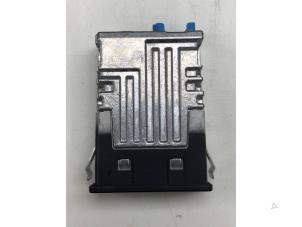 Gebruikte AUX/USB aansluiting BMW 3 serie Touring (G21) 320d 2.0 TwinPower Turbo 16V Mild Hybrid Prijs € 29,00 Margeregeling aangeboden door Wessel Parts & Service B.V.