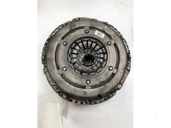 Gebruikte Vliegwiel dubbele massa Mercedes A (177.0) 1.3 A-200 Turbo 16V Prijs € 313,95 Margeregeling aangeboden door Wessel Parts & Service B.V.