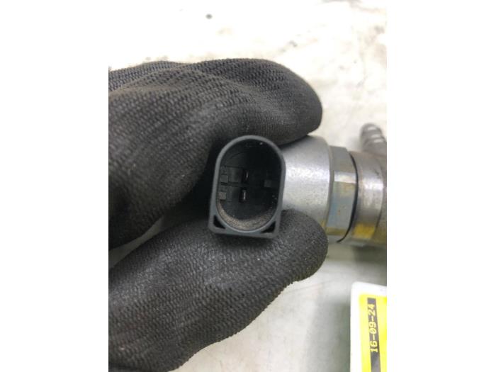 Gebruikte Injector brug Skoda Superb Combi (3V5) 2.0 TDI 4x4 Prijs € 93,45 Margeregeling aangeboden door Wessel Parts & Service B.V.