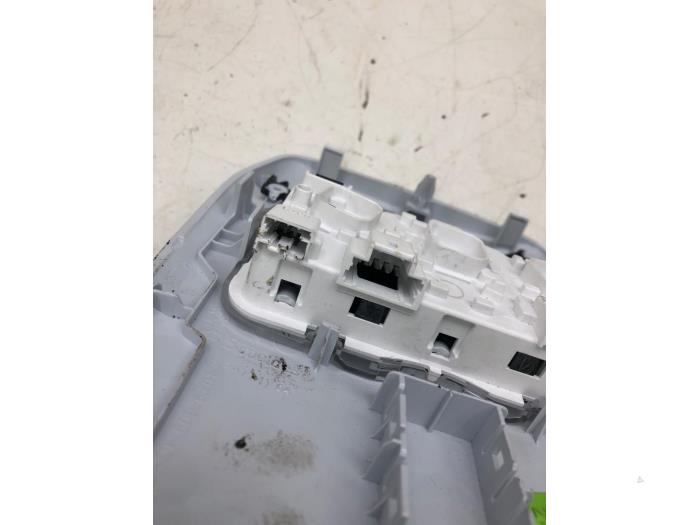 Binnenverlichting voor van een Opel Corsa F (UB/UH/UP) 1.2 Turbo 12V 100 2023