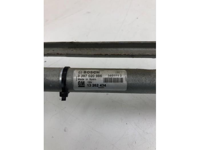 Ruitenwissermotor voor van een Opel Astra J (PC6/PD6/PE6/PF6) 1.4 Turbo 16V 2011