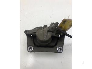 Gebruikte Remklauw (Tang) rechts-voor Opel Grandland (X) 1.6 Turbo 16V Hybrid4 Prijs € 59,00 Margeregeling aangeboden door Wessel Parts & Service B.V.