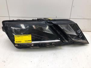 Gebruikte Koplamp rechts Skoda Octavia Combi (5EAC) 1.8 TSI DSG 16V 4x4 Prijs op aanvraag aangeboden door Wessel Parts & Service B.V.