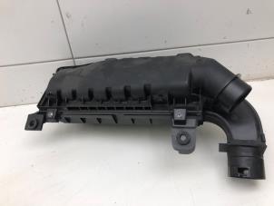 Gebruikte Luchtfilterhuis Opel Astra L (F3/FB/FM/FP) 1.2 Turbo 110 12V Prijs € 59,00 Margeregeling aangeboden door Wessel Parts & Service B.V.