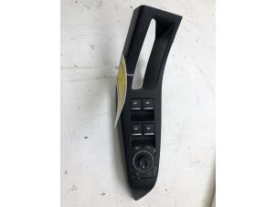 Gebruikte Schakelaar Elektrisch Raam Ford Puma 1.0 Ti-VCT EcoBoost mHEV 12V Prijs € 69,00 Margeregeling aangeboden door Wessel Parts & Service B.V.