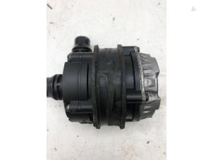 Gebruikte Waterpomp Mercedes E (R238) E-300 2.0 Turbo 16V Prijs € 49,00 Margeregeling aangeboden door Wessel Parts & Service B.V.