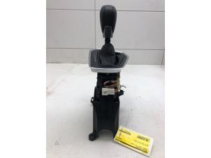 Gebruikte Versnellingspook Renault Clio V (RJAB) 1.6 E-Tech 145 16V Prijs € 149,00 Margeregeling aangeboden door Wessel Parts & Service B.V.