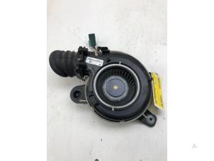 Gebruikte Chaufage Ventilatiemotor Renault Clio V (RJAB) 1.6 E-Tech 145 16V Prijs € 99,00 Margeregeling aangeboden door Wessel Parts & Service B.V.