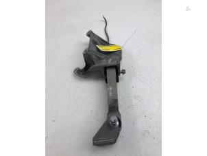 Gebruikte Motorsteun Volvo V40 (MV) 1.5 T3 16V Geartronic Prijs € 49,00 Margeregeling aangeboden door Wessel Parts & Service B.V.