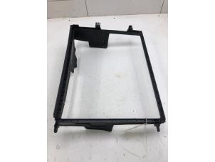 Gebruikte Luchtgeleider Renault Captur II (RJB) 1.3 Mild Hybrid 140, TCe 140 16V Prijs € 49,00 Margeregeling aangeboden door Wessel Parts & Service B.V.