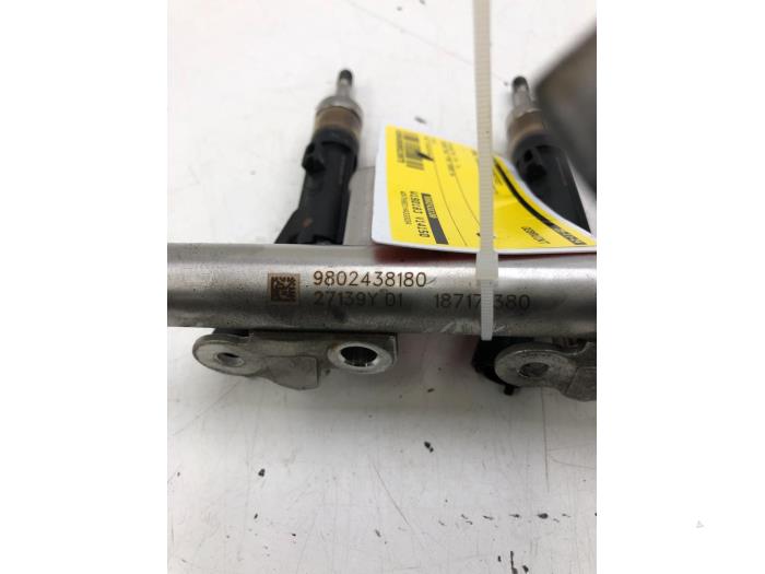 Gebruikte Injector brug Opel Crossland (X) 1.2 Turbo 12V Euro 6 Prijs € 103,95 Margeregeling aangeboden door Wessel Parts & Service B.V.