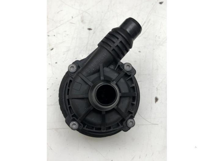 Gebruikte Waterpomp Mercedes C Estate (S205) C-300 2.0 Turbo 16V EQ Boost 4-Matic Prijs € 51,45 Margeregeling aangeboden door Wessel Parts & Service B.V.
