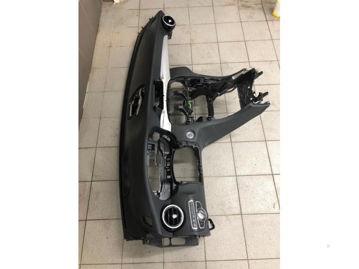 Gebruikte Dashboard Mercedes C Estate (S205) C-300 2.0 Turbo 16V EQ Boost 4-Matic Prijs op aanvraag aangeboden door Wessel Parts & Service B.V.