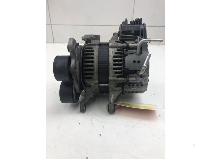 Gebruikte Dynamo Mercedes C Estate (S205) C-300 2.0 Turbo 16V EQ Boost 4-Matic Prijs € 786,45 Margeregeling aangeboden door Wessel Parts & Service B.V.