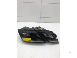 Gebruikte Koplamp rechts Skoda Octavia Combi (5EAC) 2.0 TDI GreenTec 16V Prijs op aanvraag aangeboden door Wessel Parts & Service B.V.