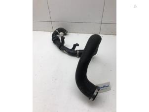 Gebruikte Intercooler Buis Ford Kuga II (DM2) 2.0 TDCi 16V 180 4x4 Prijs € 79,00 Margeregeling aangeboden door Wessel Parts & Service B.V.