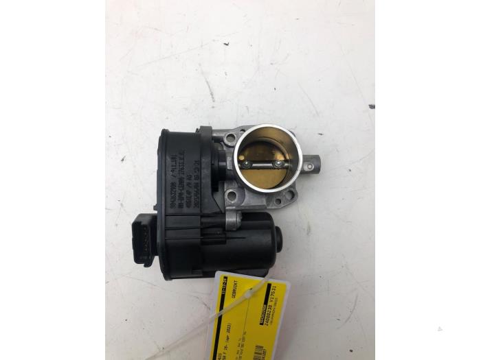 Gebruikte Gasklephuis Opel Corsa F (UB/UH/UP) 1.2 12V 75 Prijs € 36,75 Margeregeling aangeboden door Wessel Parts & Service B.V.