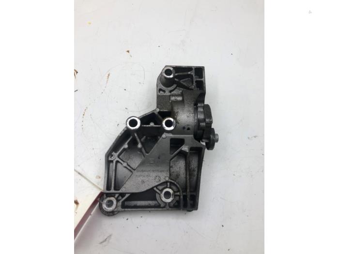 Gebruikte Dynamosteun onder Opel Insignia 2.0 CDTI 16V 140 ecoFLEX Prijs € 40,95 Margeregeling aangeboden door Wessel Parts & Service B.V.
