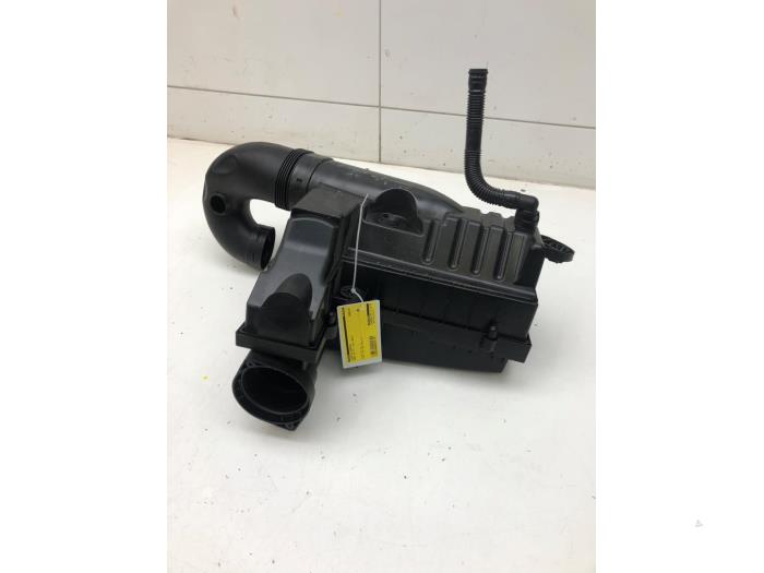 Gebruikte Luchtfilterhuis Audi Q3 (8UB/8UG) 2.0 16V TFSI 170 Quattro Prijs € 72,45 Margeregeling aangeboden door Wessel Parts & Service B.V.